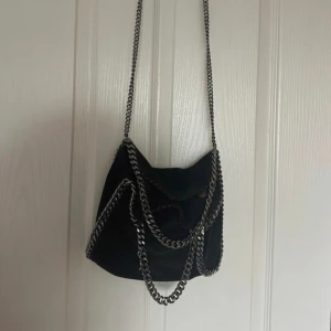 Stella McCartney falabella - Stella McCartney falabella väska, säljer då jag har flera väskor!! Tecken på användning inuti men super fin utanpå. Har tyvärr ingen kvitto eller liknande då jag inte fick det av tjejen jag köpte den utav förut och därav priset!💕