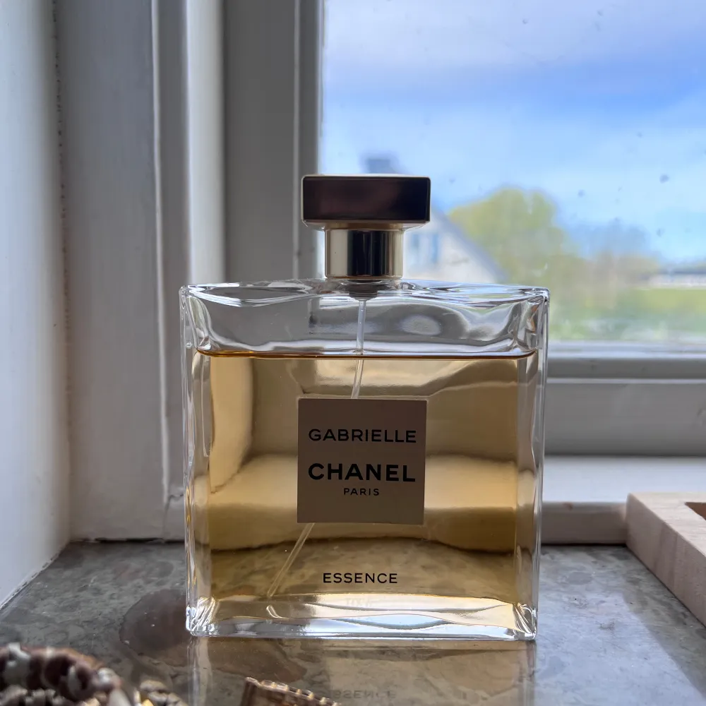 Nästan helt ny parfym från Chanel, köptes ca 1 månad sen och har knappt använts. Säljer pga hittat en annan parfym. Inget fel på den! Är väl ca 90ml kvar. Doftar sommrigt och fräscht! Dunder nu till i sommar!! Nypris 1889kr.. Accessoarer.