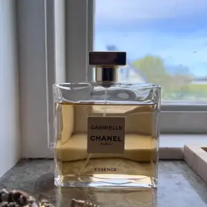 Nästan helt ny parfym från Chanel, köptes ca 1 månad sen och har knappt använts. Säljer pga hittat en annan parfym. Inget fel på den! Är väl ca 90ml kvar. Doftar sommrigt och fräscht! Dunder nu till i sommar!! Nypris 1889kr.
