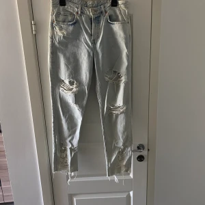 Jeans  - Lågmidjade blå jeans med hål från H&M. Bra skick, stl 28 men passar även M.
