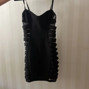 Klänning  - Hej!  Säljer dennna helt oanvända fina klänning då den inte passar mig, som ni kan se prislappen är kvar. Pris kan diskuteras vid snabb affär!