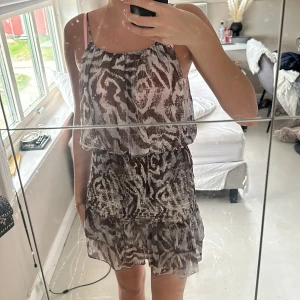 Zara klänning - Jätte fin zara klänning med massa detaljer osv. 