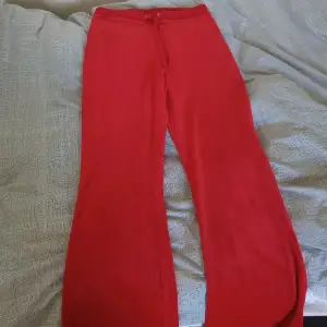 Säljer ett par röda velour byxor i strl S från LINDEX. Dem är mörkare röd i verkligheten än på bilderna! Använda en gång. Helt nya. Jätte sköna och jätte mjuka! Säljer dem för 100kr + frakt!