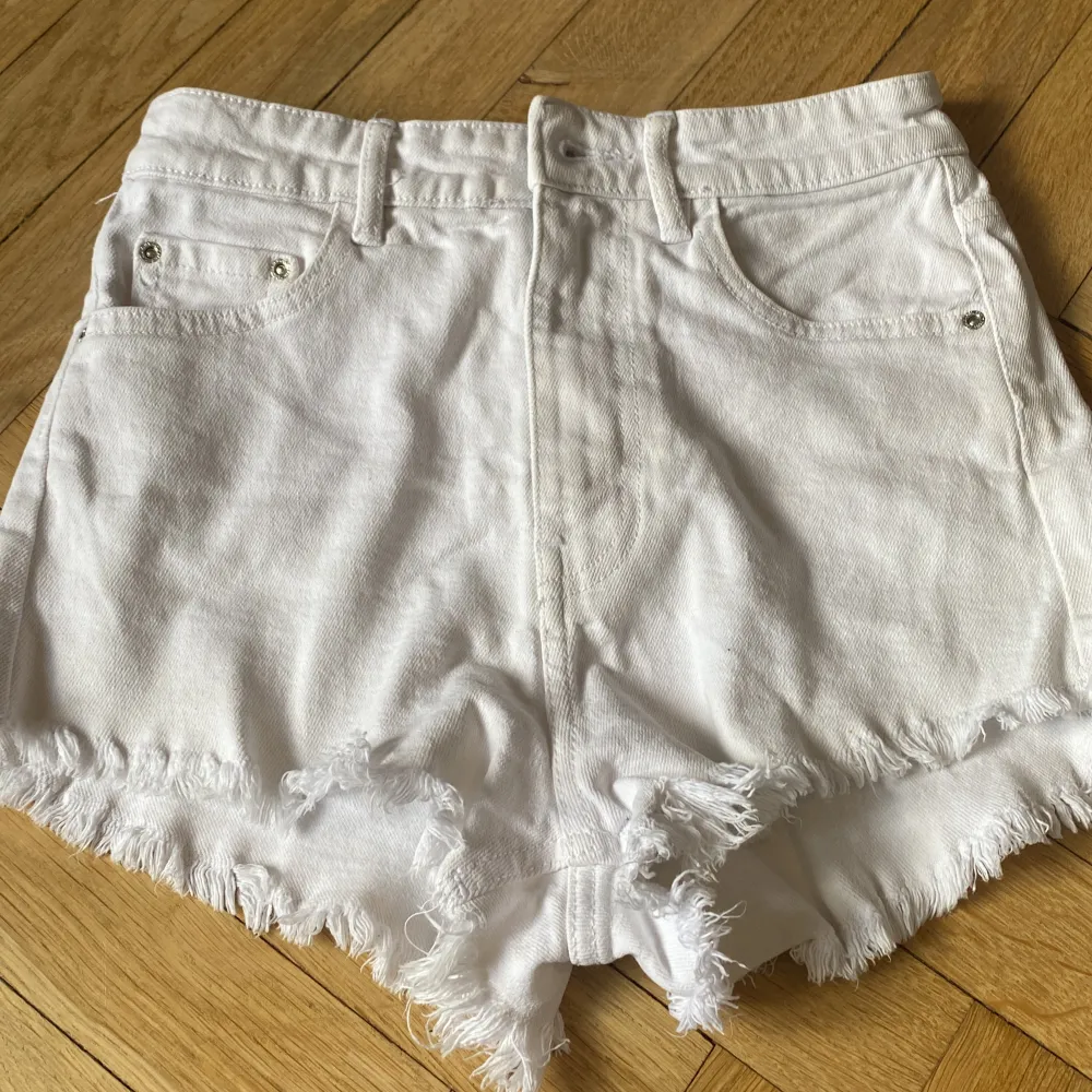 Säljer ett par oanvända jeans shorts från zara !💕. Shorts.