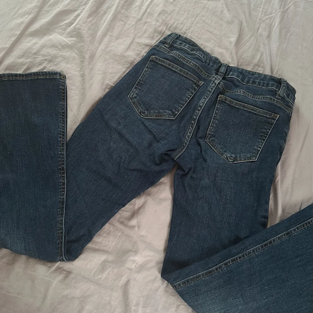 Säljer ett par lågmidjade bootcut jeans då jag har växt ur dom ❤️jeansen är köpta från Lindex i storlek 158 (barn storlek) för 349kr 🥰jag säljer jeansen för 150kr men pris skulle även kunna diskuteras, det är bara att höra av er om ni undrar något ❤️❤️❤️. Jeans & Byxor.