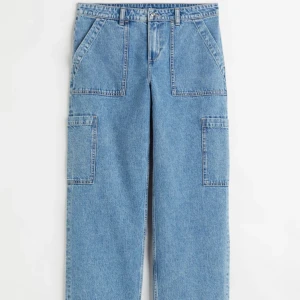 Cargojeans - Baggy Cargojeans från h&m. I gott skick, storlek 32. Hör av dig vid frågor eller funderingar!!💓🤗