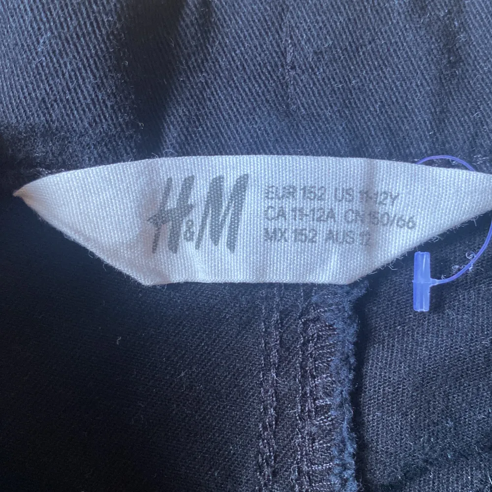 Säljer ett par oanvända Jean shorts i svart från H&M. Shorts.