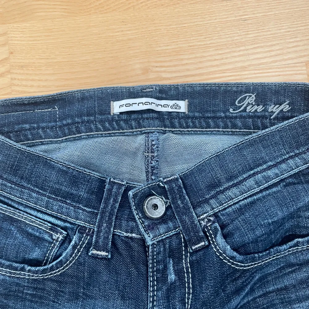 Säljer ett par mörkblå lågmidjade jeans från märket Fornarina.. Jeans & Byxor.
