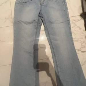 low waist blåa jeans -  Super snygga blåa jeans som tyvärr är för små för mig 💖💘 jag börjar med priset 350, men pris kan absolut diskuteras💘