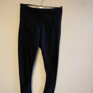 Kostymbyxa  - Svart kostymbyxa, smalt ben. 