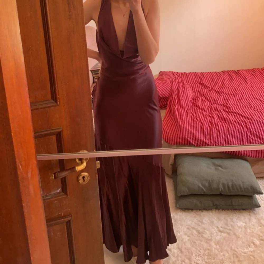 Meshki Satin klänning i Bronze-brun färg. Aldrig använd. Nypris 1500❤️ Är i storlek XS men sitter som S. Hade varit jättefin till en bal!. Klänningar.