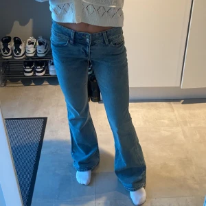 Jeans - Bootcut jeans från hm i stolek 36. Aldrig använda med prislapparna kvar