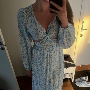 Blommig klänning - Blommig klänning från Vila som köptes nyligen, ej blivit använd än och säljs pågrund av fel storlek endast! 