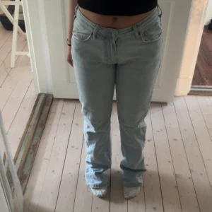 Jeans från bikbok - Säljer dessa ljusblåa jeans från bikbok då de inte kommer till användning. Storlek w26/L32. Bra skick. Kontakta om ni har några frågor.😊