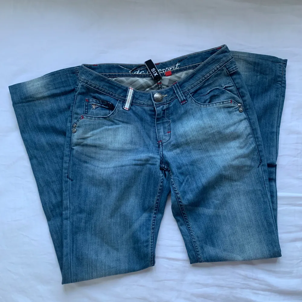 Snygga lågmidjade jeans med coola fickor💗 midjemått tvärs över:38cm  Innerbenslängd: 77cm 💕. Jeans & Byxor.