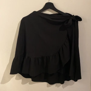 Kjol  - Omlott kjol som är något gammal men är i väldigt fint skick 