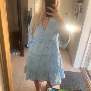 Klänning  - Säljer denna söta klänning💕💕storlek XXS men jag skulle säga att den mer är en XS