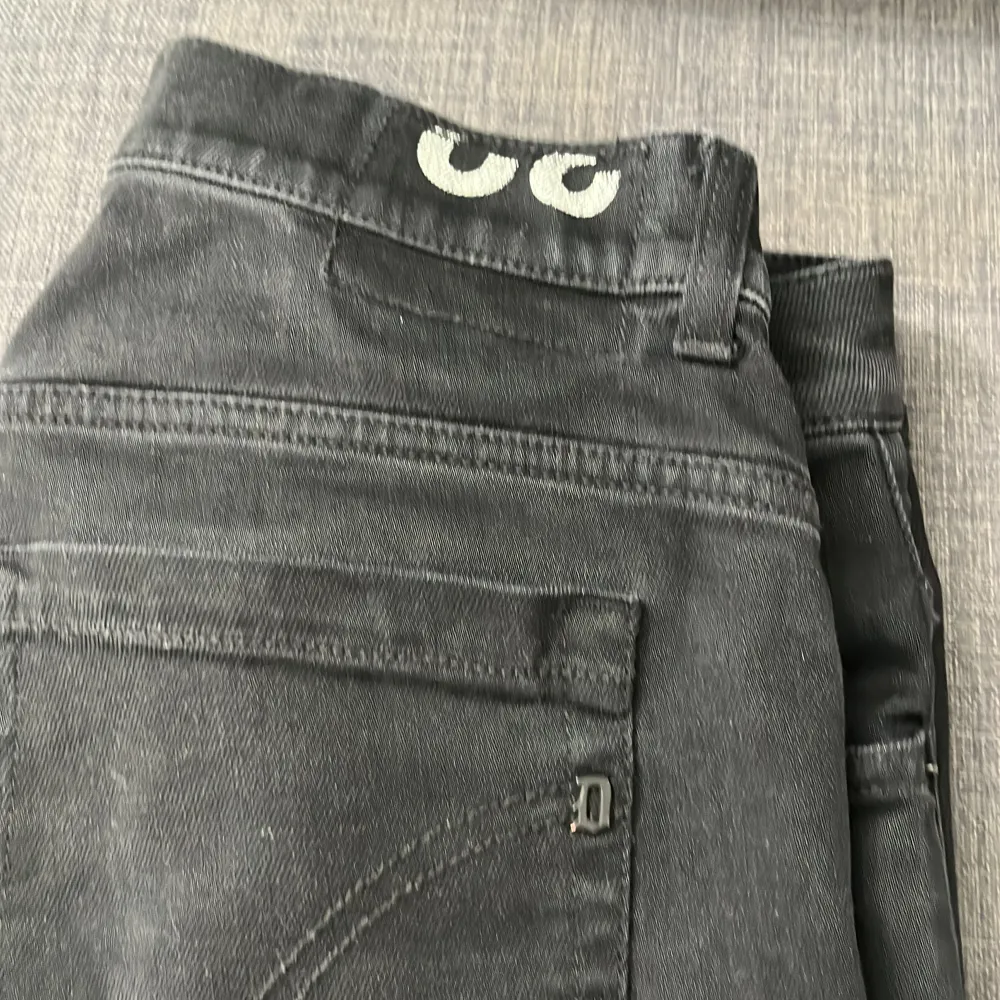 Knappt använda svarta Dondup jeans!. Jeans & Byxor.