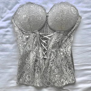 Corset  - Jättefin pärlvit corsett med spets, snören och en liten söt rosett. Superbra skick inga defekter, den har även push up🎀