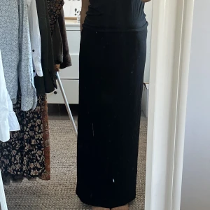 Lågmidjad kjol🖤 - Säljer en lågmidjad kjol från lager 157! Ord pris 150kr🫶🏽 helt oanvänd✨