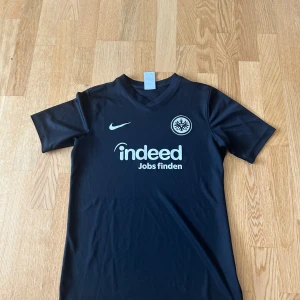 Nike Frankfurt t shirt  - Skön träningströja inte använd på länge  Bra skick 158-170cm
