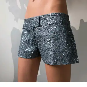 Säljer dessa skit snygga glitter shorts, perfekt till sommaren💕