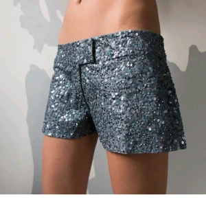 Shorts - Säljer dessa skit snygga glitter shorts, perfekt till sommaren💕