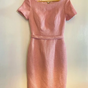 Klänning  - Snygg klänning i tweed för en perfekt Chanel-look