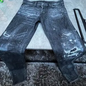 Tja säljer mina DSQ2 jeans för dom används ej längre tyvärr.  prod nummer: s74LB1362  Storlek 48 Endast tvättade 1 gång enligt Dsq2 riktlinjer Finns kvitto, påse, DSQ2 egna jeans hängare och extraknappar 