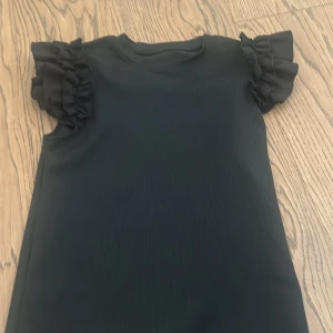 Volang t-shirt ifrån Shein!!❤️ - Använd 2 gånger, sommartröja.