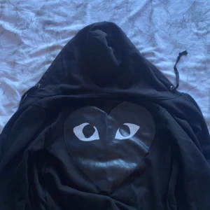 cdg hoodie - comme des garcons hoodie svart storlek S, skick 9,5/10