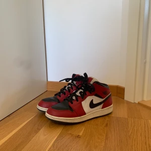 Nike Air Jordan 1 skor - Ett par väl använda Nike Air Jordan 1 Mid skor i storlek 40. De är slitna men inte sönder bortsett från att hälarna är slitna (se bilder). De vita färgerna på skon är även lite missfärgade som skotungan osv.  Kan fixa fler bilder vid intresse 