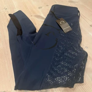 Vestrum ridbyxor  - Säljer mina vestrum ridbyxor, endast provade med prislappen kvar!  Storlek: svensk 34/36  Nypris: 2889kr Mitt pris: 1900kr