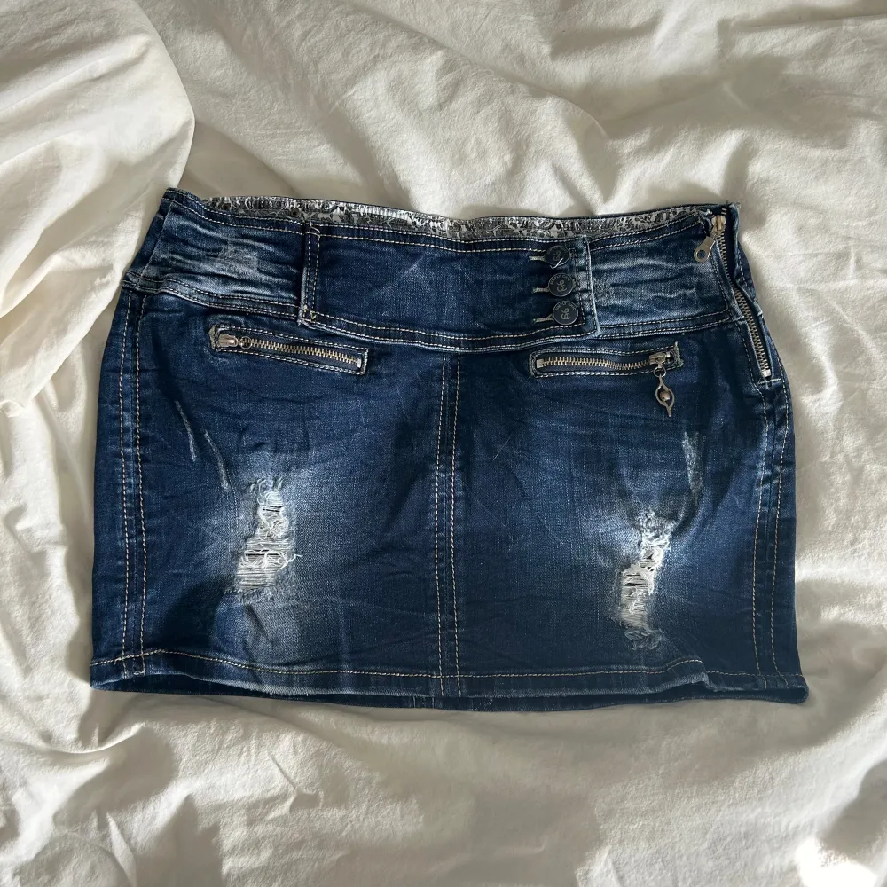 Lågmidjad jeans kjol! Finns ingen storlekslapp men skulle säga att den passar s/m! Ena dragkedjan har lossnat men den funkar fortfarande, använd ”köp nu” 🙌🏼. Kjolar.