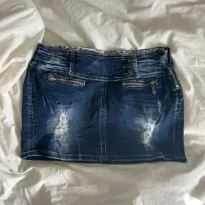 Lågmidjad jeans kjol! Finns ingen storlekslapp men skulle säga att den passar s/m! Ena dragkedjan har lossnat men den funkar fortfarande, använd ”köp nu” 🙌🏼