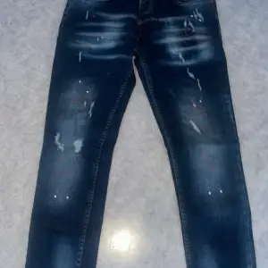 Blåa dsquared jeans med färg  Säljs pga de inte passar längre Använda max 2ggr Inga defekter  Pris kan diskuteras 