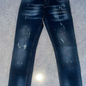 Dsquared2 jeans - Blåa dsquared jeans med färg  Säljs pga de inte passar längre Använda max 2ggr Inga defekter  Pris kan diskuteras 