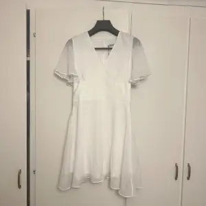 Säljer denna superfina vita klänning från NAKD💕Helt oanvänd med prislapp kvar. Den har en defekt som man kan de på sista bilden som den kom med när jag fick hem den, men det är enkelt fixat och dessutom syns det knappt💕💕💕