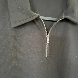 Half zip T-shirt - Säljer nu denna snygga half zip T-shirten eftersom att den aldrig kommer till någon användning. T-shirten är nästan i ny skick, använd fåtal gånger.