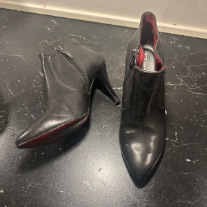 Stövlett/Ankelstövel - Svarta nätta ankarstövlar. Äkta skinn