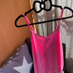 Rosa linne❤️ - Rosa linne i fint skick från Gina tricot🎈  Stl XS  Kan även användas i stl S 