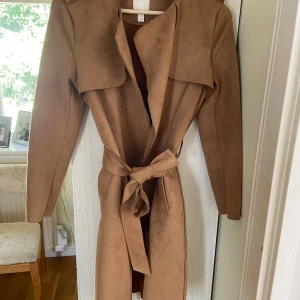 Trench i mocka  - Trenchcoat i mocka från HM. Använd 3 gånger