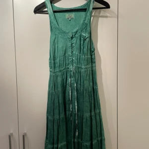 Sommarklänning  - Stl 36, skön sommarklänning med fint liv och luftig ”kjol”. Batikmelerad, mjuk bomullsmaterial. Inköpt i Taromina, Sicilien. Italienskt märkesklänning. 