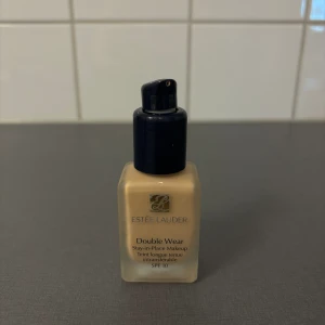 Foundation  - Säljer min estée lauder double wear som aldrig kommit till användning 