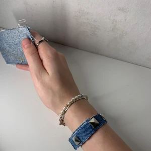 Köp ditt nya armband😊 - Armband tillverkad ut av jeans med pyramid studs🤩