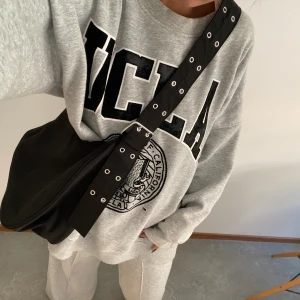 Väska med justerbart spänne från Weekday - Bandet går att göra kort och långt. Fint skick. Dragkedja även ett litet fack inuti med dragkedja. 