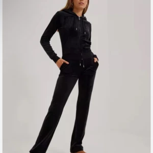 Juicy sett - Säljer detta jätte fina settet, inga skador och jättefint skick. Om man bara vill köpa byxorna eller tröjan så är det för 500kr. Köpt från deras egna hemsida. Säljer då det inte kommer till användning. Nypris 2200