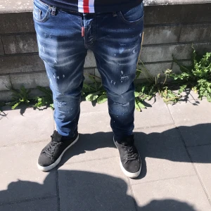 Dsquared2 jeans - Ny skick 10/10. Storlek 48. Modell är 170 men byxorna är uppvikta.