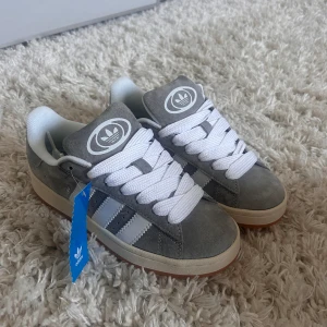 Adidas Campus 00 - Säljer mina helt nya Adidas Campus skor som köptes av en tjej här på plick💓 tyvärr passade dom inte mig storleksmässigt, skriv privat vid frågor eller intresse 