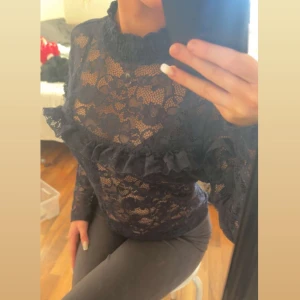 Spets tröja  - Svart blå Spets tröja med volang detaljer, använd få tal gånger! Så bra skick! Storleken är M, men passar mig som har xs/s. Skivka gärna prisförslag💓